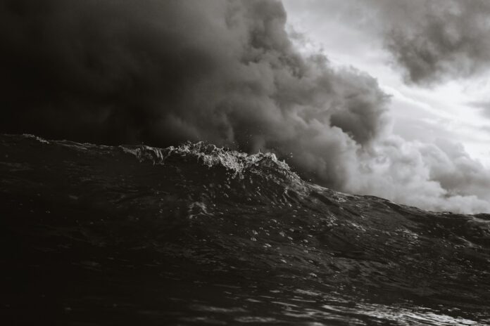 sopravvivere a una tempesta in mare